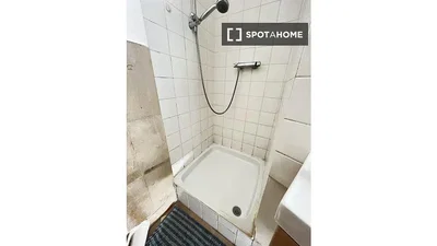 Toilette; necessita ristrutturazione, pavimento in piastrelle