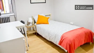 Chambre; lumière naturelle, parquet