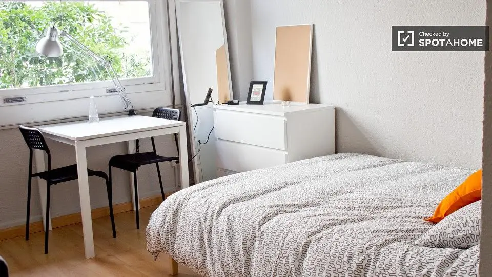 Chambre; lumière naturelle, parquet