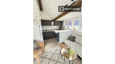 Soggiorno; elettrodomestici, luce naturale, stile moderno, travi in legno, soffitti alti