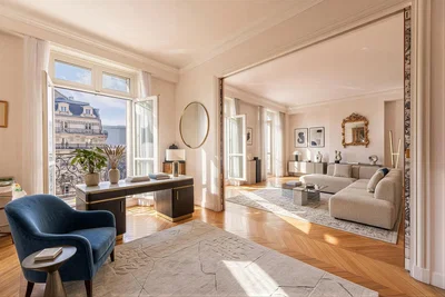 Soggiorno; vista, pavimento in legno, luce naturale, stile moderno