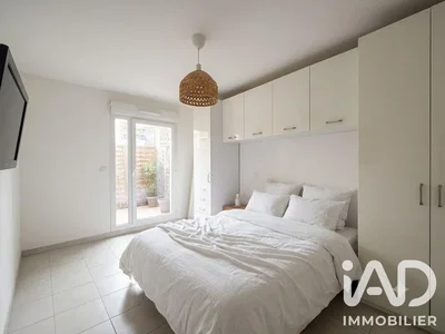 Camera da letto; pavimento in piastrelle, luce naturale