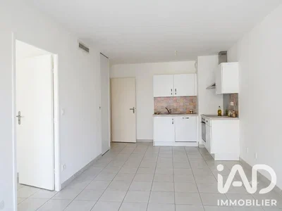 Cucina; pavimento in piastrelle, elettrodomestici
