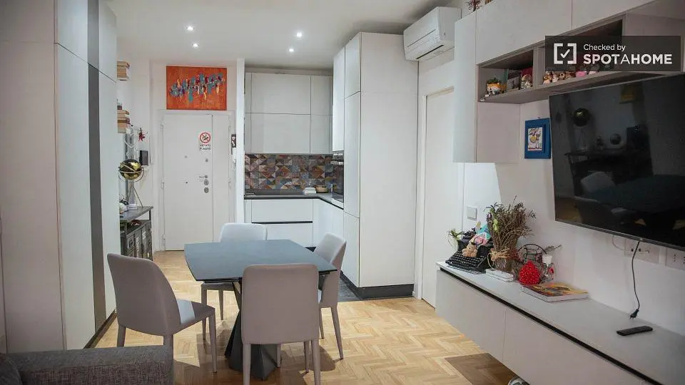 Salle à manger; électroménager, parquet, lumière naturelle