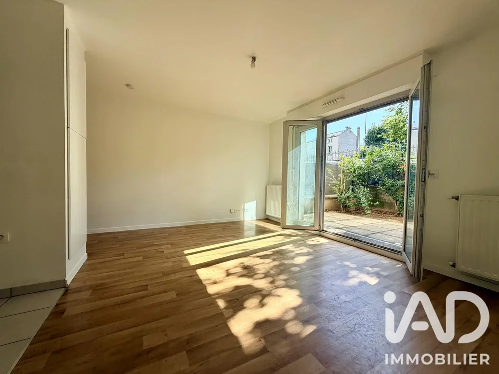 Soggiorno; pavimento in legno, luce naturale, vista
