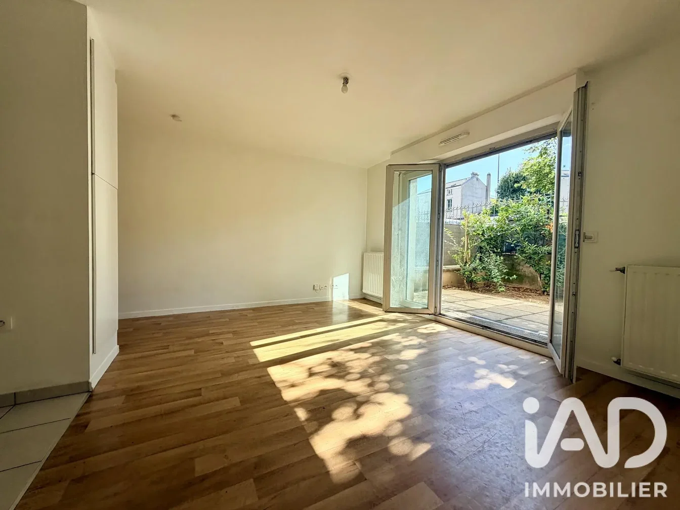 Soggiorno; pavimento in legno, luce naturale, vista