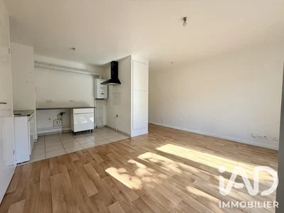 Cucina; pavimento in legno, luce naturale, necessita ristrutturazione