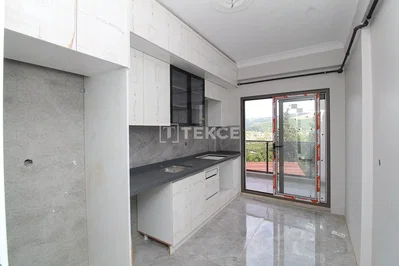 Cozinha; chão de azulejo, luz natural, precisa de renovação
