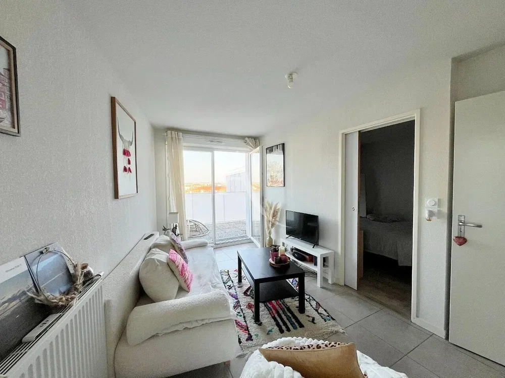 Soggiorno; luce naturale, pavimento in piastrelle, stile moderno