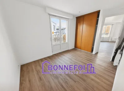 Schlafzimmer; holzboden, tageslicht