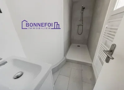 Toilette; fliesenboden, tageslicht