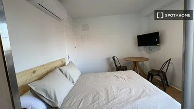 Ložnice; přirozené světlo, moderní styl