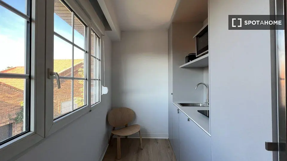 Kuchyně; výhled, kuchyňské spotřebiče, přirozené světlo, dřevěná podlaha