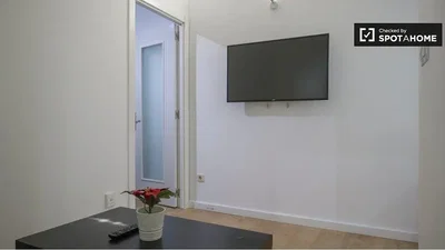 Salon; lumière naturelle, carrelage, parquet, style moderne