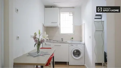 Cuisine; lumière naturelle, carrelage