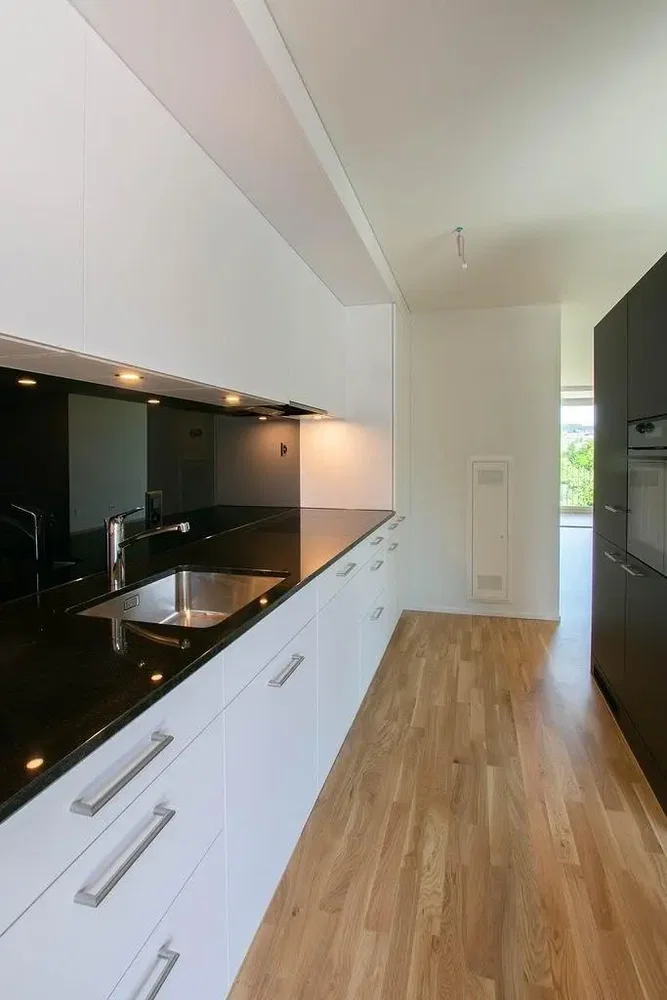 Cocina; electrodomésticos, suelo de madera, luz natural, estilo moderno, renovado