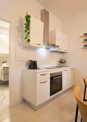 Cuisine; électroménager, carrelage, rénové, lumière naturelle