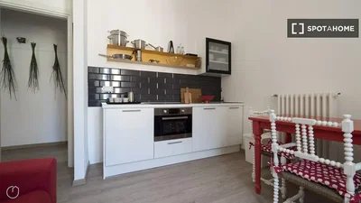 Cuisine; électroménager, carrelage, parquet, lumière naturelle
