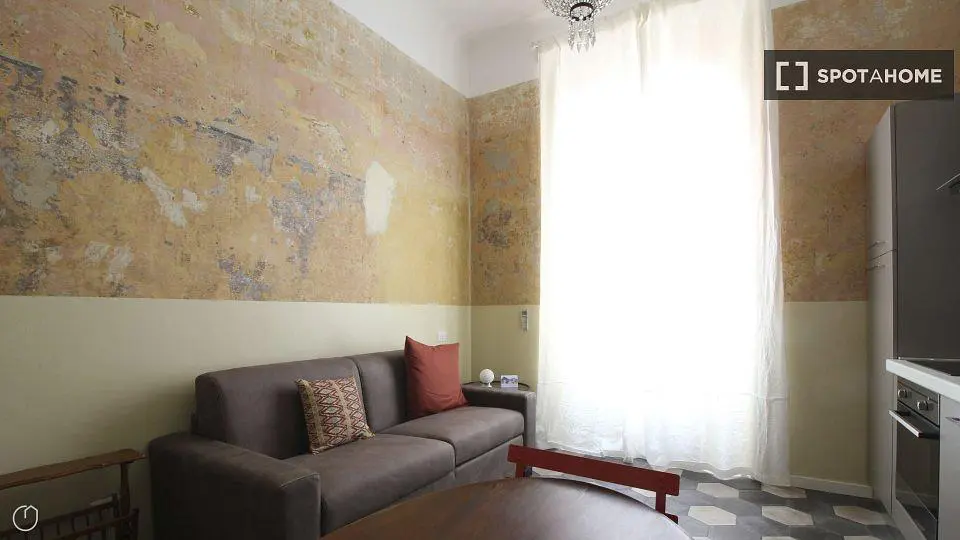 Salon; lumière naturelle, nécessite rénovation