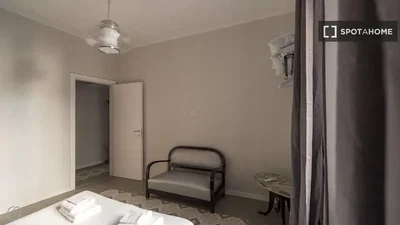 Chambre; lumière naturelle, nécessite rénovation