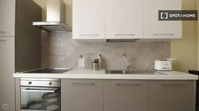 Cuisine; électroménager, carrelage, rénové, lumière naturelle