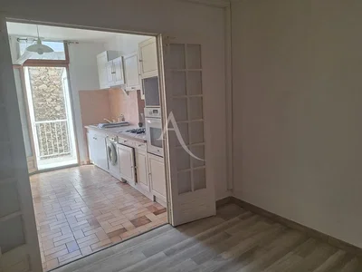 Kuhinja; kućanski aparati, pločice, prirodna svjetlost