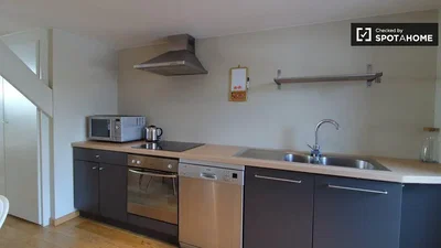 Cucina; elettrodomestici, pavimento in legno, luce naturale
