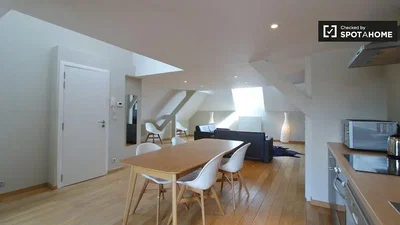 Sala da pranzo; pavimento in legno, luce naturale, elettrodomestici