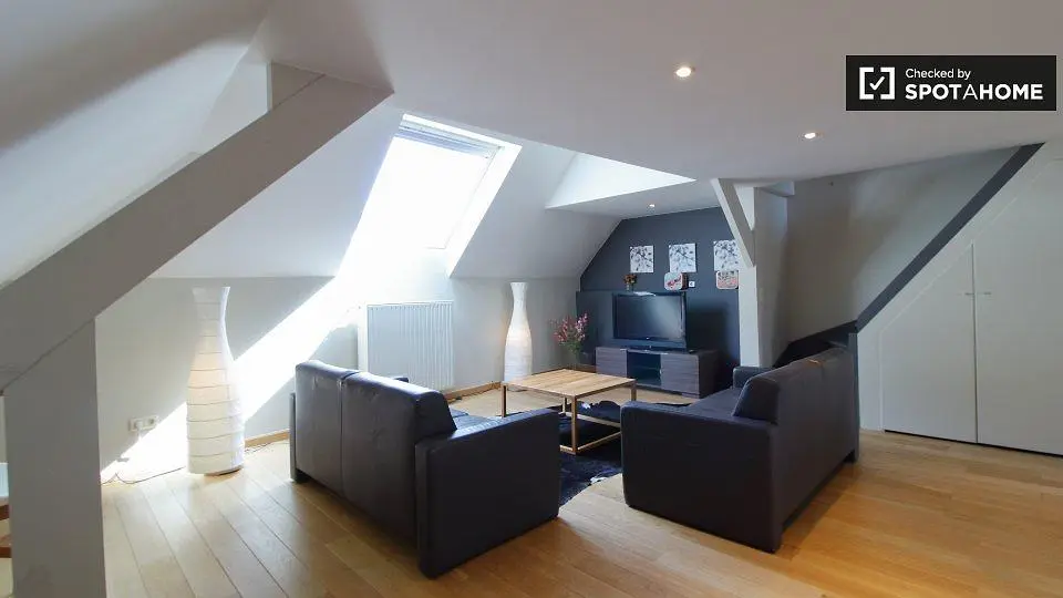 Soggiorno; luce naturale, pavimento in legno, stile moderno