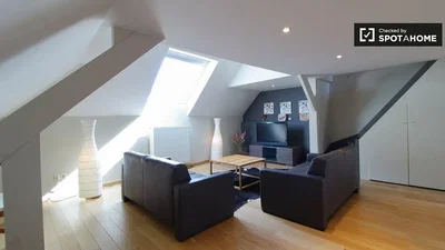 Soggiorno; luce naturale, pavimento in legno, stile moderno