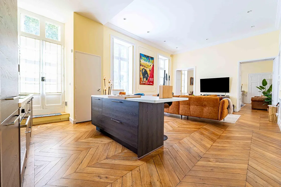 Salón; suelo de madera, luz natural, estilo moderno
