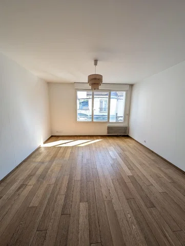 Chambre; parquet, lumière naturelle