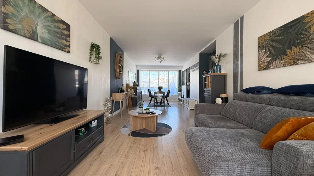 Obývací pokoj; dřevěná podlaha, přirozené světlo, moderní styl