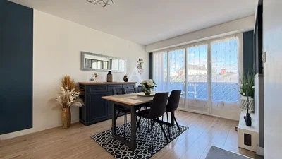 Salón; luz natural, suelo de madera, estilo moderno