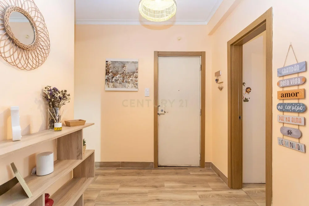Гардероба; дрвени под, природно светло, модерни стил