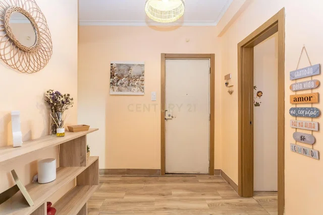 Šatna; dřevěná podlaha, přirozené světlo, moderní styl