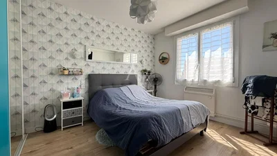 Ložnice; přirozené světlo, dřevěná podlaha