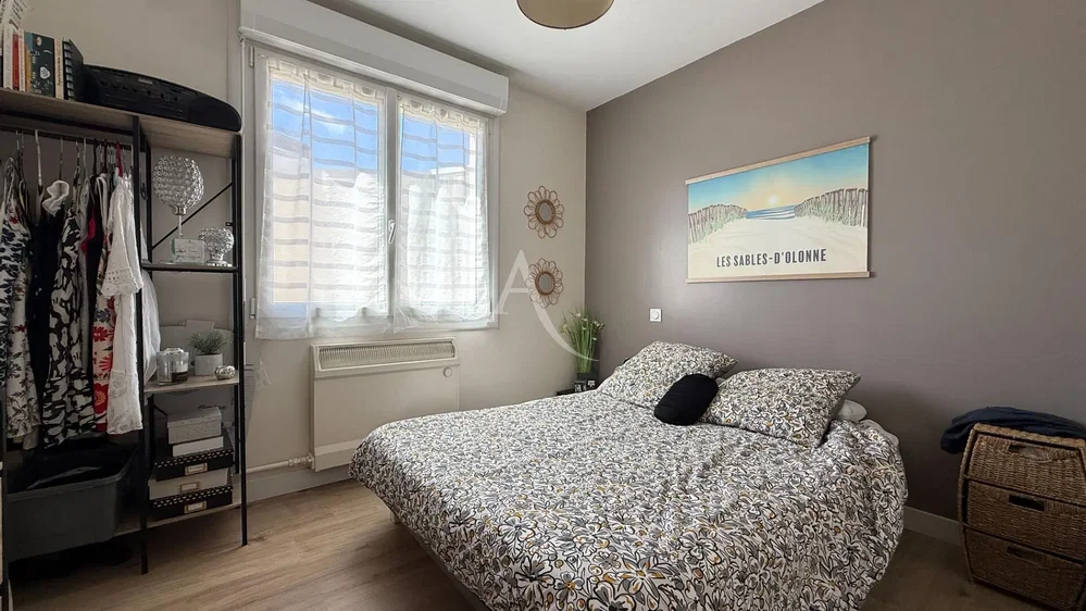 Ložnice; přirozené světlo, dřevěná podlaha, moderní styl