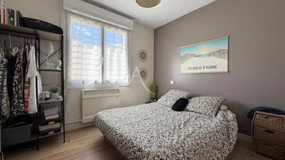 Ložnice; přirozené světlo, dřevěná podlaha, moderní styl