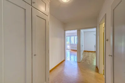 Vestiaire; carrelage, lumière naturelle