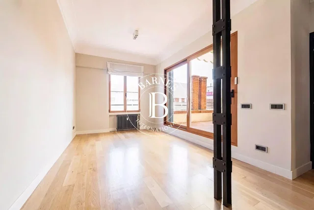 Salón; suelo de madera, luz natural