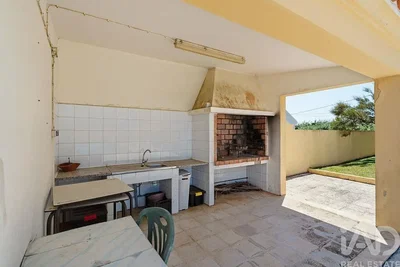 Salle à manger; électroménager, carrelage, lumière naturelle, nécessite rénovation