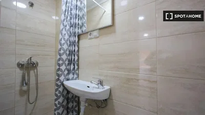 Toilettes; carrelage, rénové, lumière naturelle