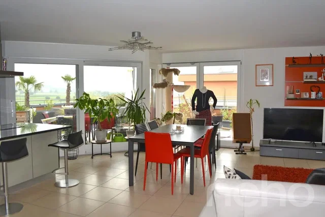 Obývací pokoj; výhled, kuchyňské spotřebiče, přirozené světlo, moderní styl