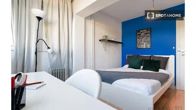 Camera da letto; pavimento in legno, luce naturale, stile moderno