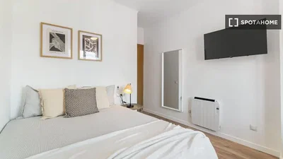 Ložnice; dřevěná podlaha, přirozené světlo, moderní styl