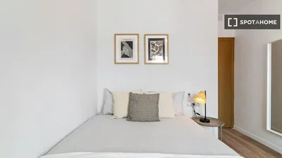 Ložnice; dřevěná podlaha, přirozené světlo, moderní styl