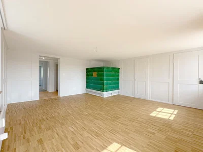 Obývačka; drevená podlaha, prirodzené svetlo