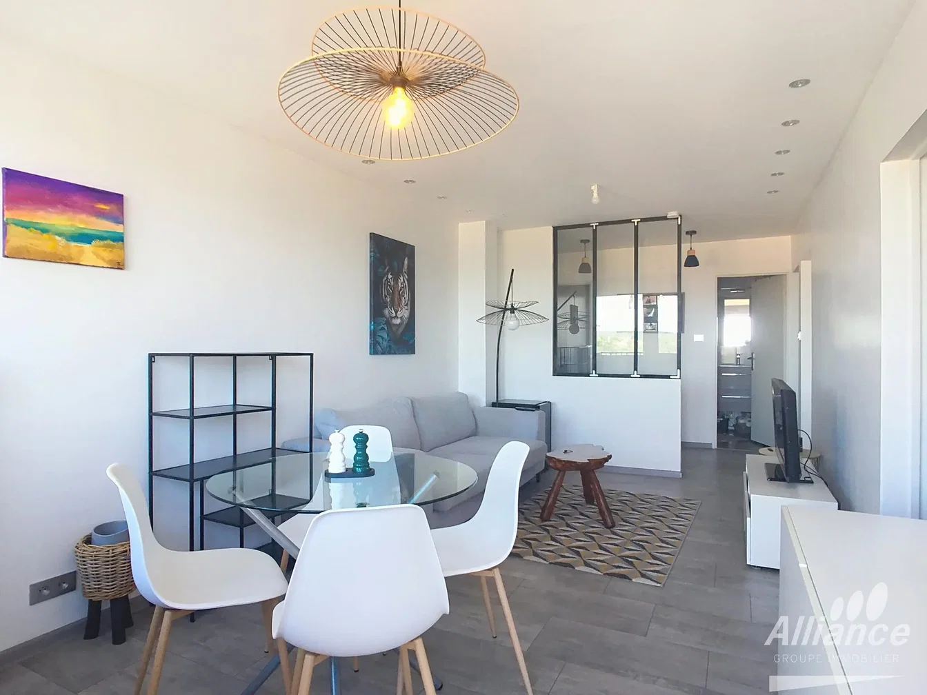 Wohnzimmer; tageslicht, moderner stil, fliesenboden