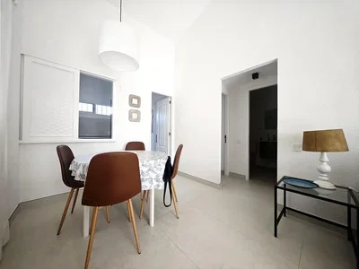 Wohnzimmer; tageslicht, fliesenboden